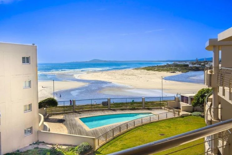 Third-floor apartment with ocean views, Lagoon Beach
